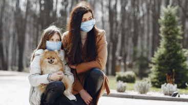 Aider nos chiens à s’adapter au port du masque sur les visages humains : les conseils de la comportementaliste Sandrine Nataf-Otsmane
